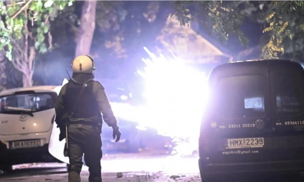 Εξάρχεια: Δύο τραυματίες αστυνομικοί από την επίθεση με μολότοφ - Έγιναν 33 προσαγωγές